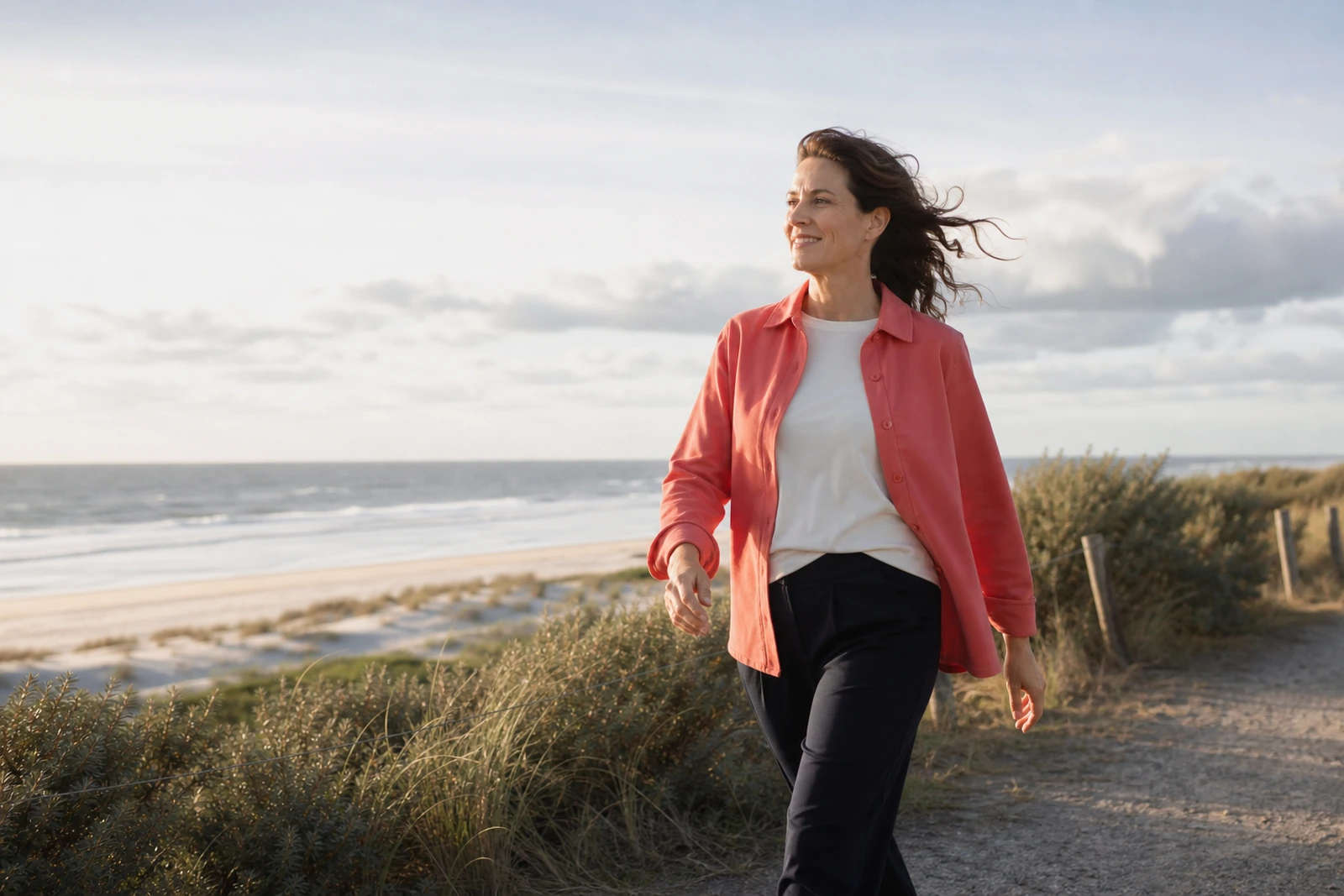 buikregio van een vrouw met meetlint, neutraal en respectvol