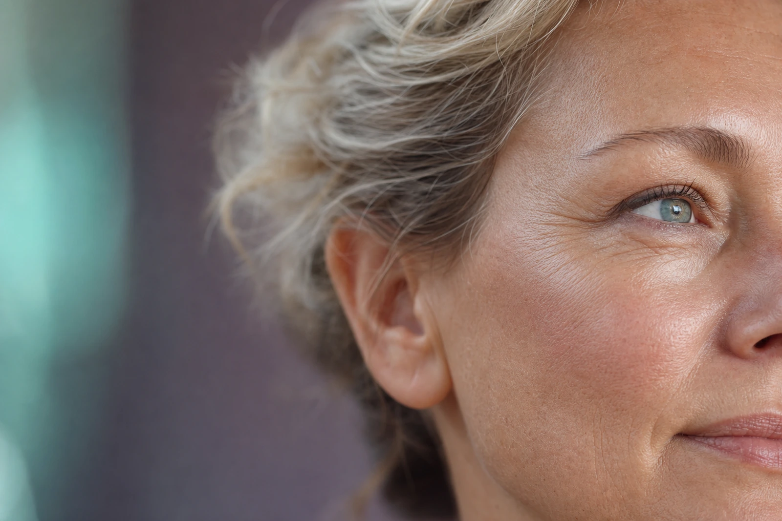 gezicht van een vrouw van middelbare leeftijd van dichtbij, natuurlijk licht, fijne lijntjes zichtbaar